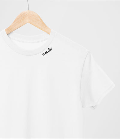 Embroidered Collar Organic Cotton T-shirt "Isoäiti" (FI)